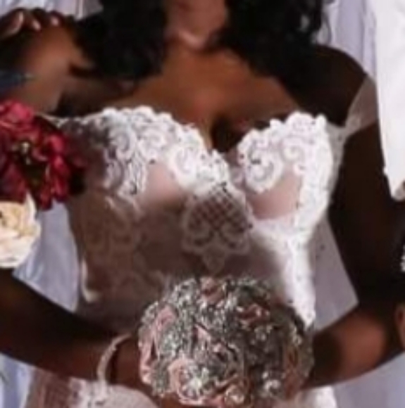 Full lace wedding dress and veil combo - Picture 3 of 8